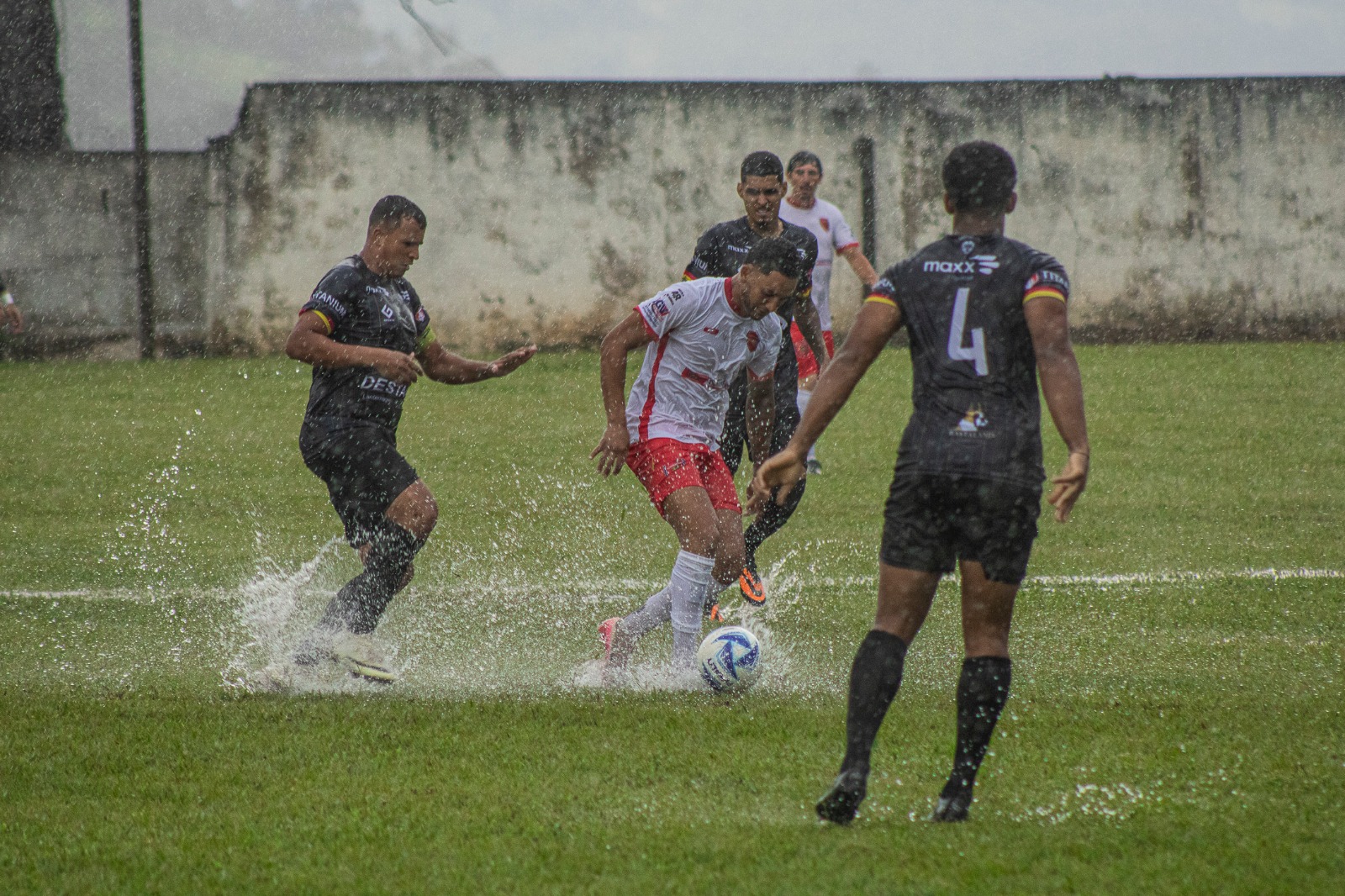 Futebol amador depende de pessoas apaixonadas pela bola .